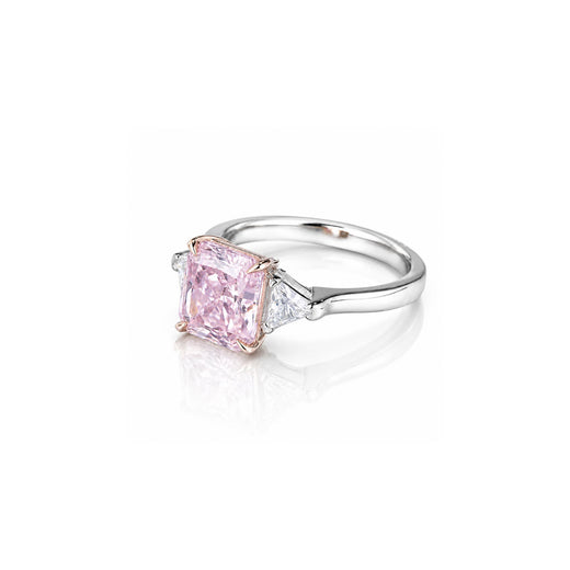 Anillo rosa con piedras laterales talla trillón
